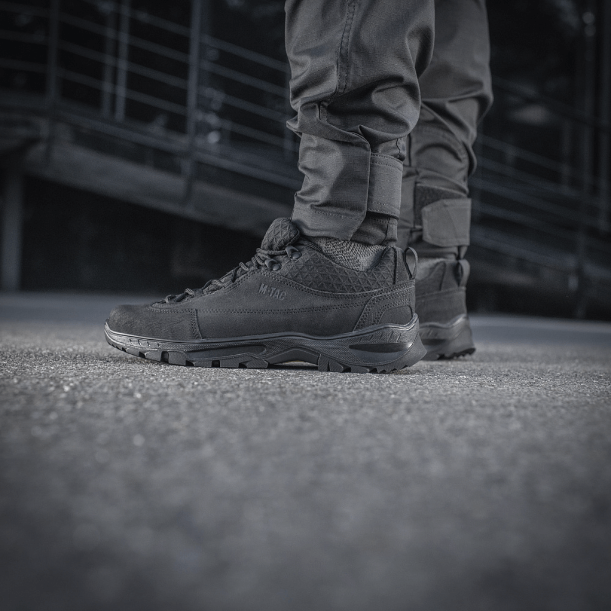 M-Tac Tactical Sneakers Patrol R Vent ulkoilmassa, ihanteellinen trekkingiin ja juoksuun, laadukasta nahkaa ja hengittäviä materiaaleja.
