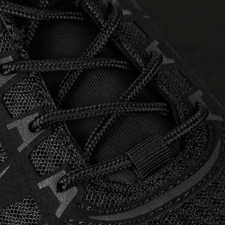 Lähikuva M-Tac Tactical Sneakers IVA:sta hengittävällä meshilla ja synteettisellä nubuckilla, sopii kesään ja ulkoiluun.