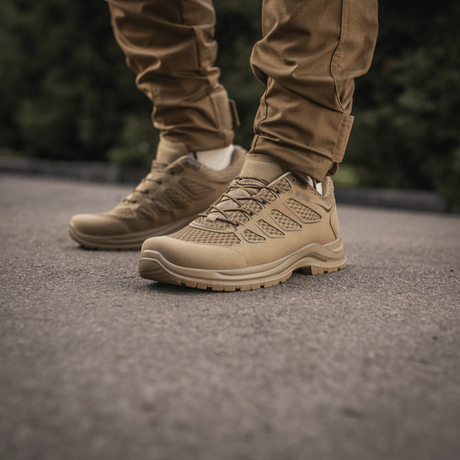 M-Tac Tactical Sneakers IVA käytössä, kevyet ja tuulettuvat kengät ulkoiluun, sopii vaellukseen ja arkeen.