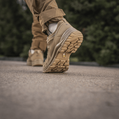 M-Tac Tactical Sneakers IVA, kevyet ja tuulettuvat vaelluskengät, lähikuva kulutusta kestävästä pohjasta.