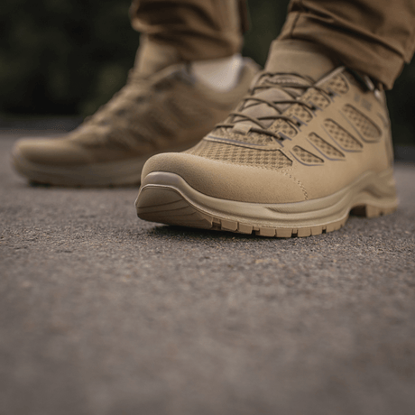 M-Tac Tactical Sneakers IVA nähtynä asfaltilla, kevyet ja tuulettuvat lenkkarit ulkokäyttöön, suosittu arjessa ja vaelluksessa.