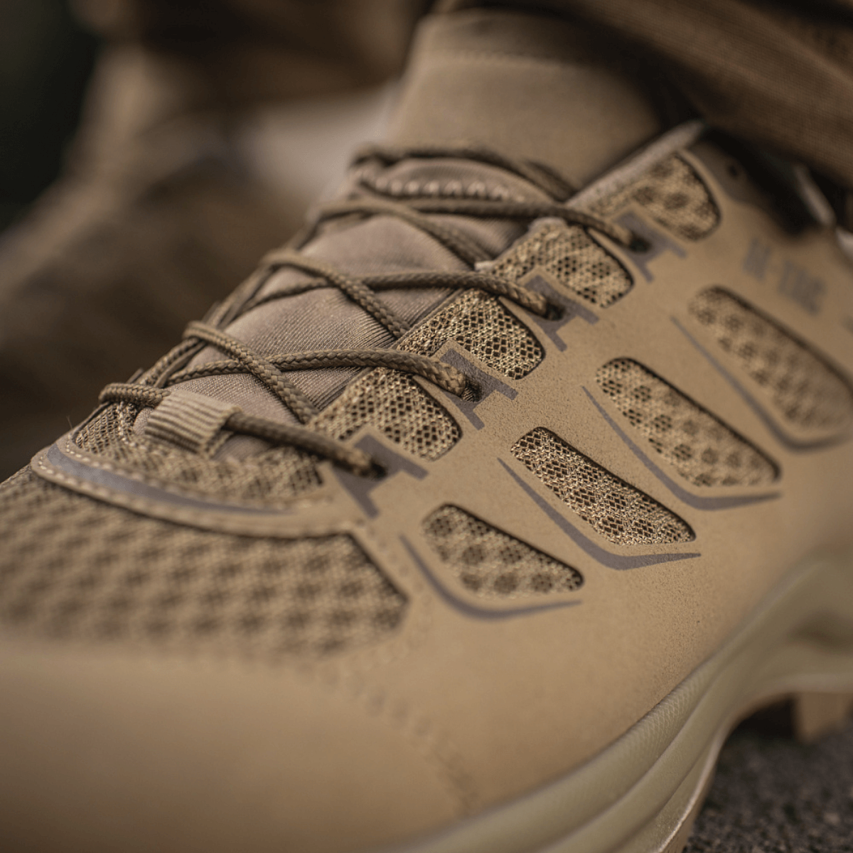 M-Tac Tactical Sneakers IVA - kevyet, tuulettuvat lenkkarit hengittävällä verkolla ja synteettisellä nubukilla, sopivat kesäkäyttöön ja ulkoiluun.