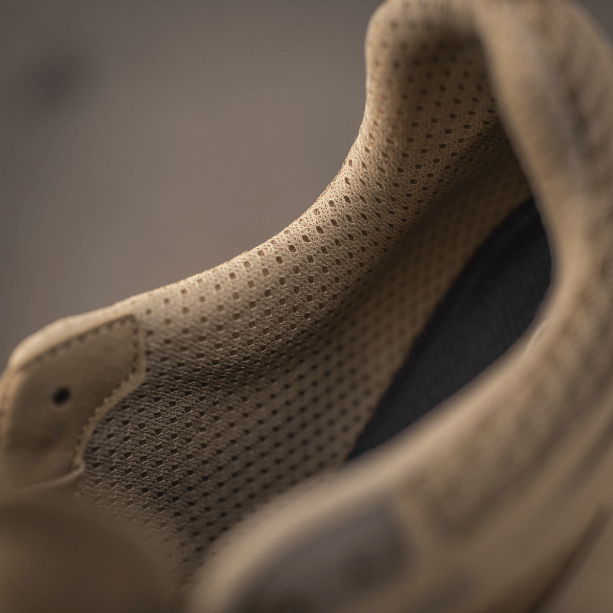 Yksityiskohta M-Tac Tactical Sneakers IVA: hengittävä verkko ja synteettinen nubukki parannetun ilmanvaihdon ja suojan vuoksi.