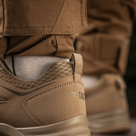 M-Tac Tactical Sneakers IVA lähikuva, näyttää nahkakärjen, hengittävän verkon ja kulutusta kestävän kannan ulkoilukäyttöön.
