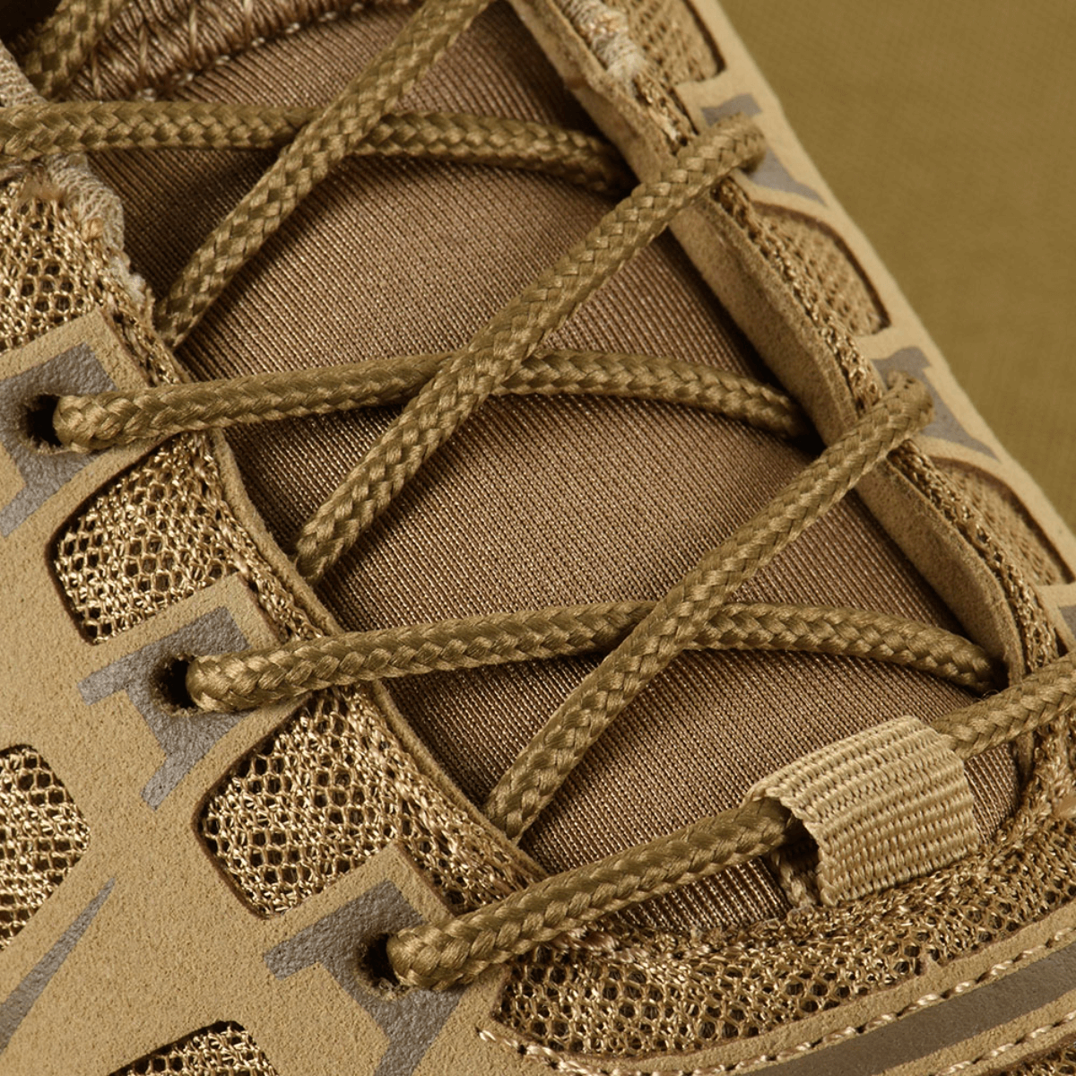Lähikuva M-Tac Tactical Sneakers IVA:sta hengittävällä meshillä ja synteettisellä nubuckilla, sopii kesään, trekkingiin ja ulkoiluun.