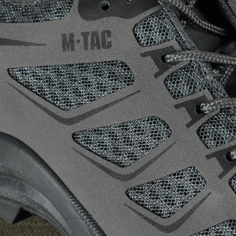 Lähikuva M-Tac Tactical Sneakers IVA:sta hengittävällä verkolla ja synteettisellä nubukilla.