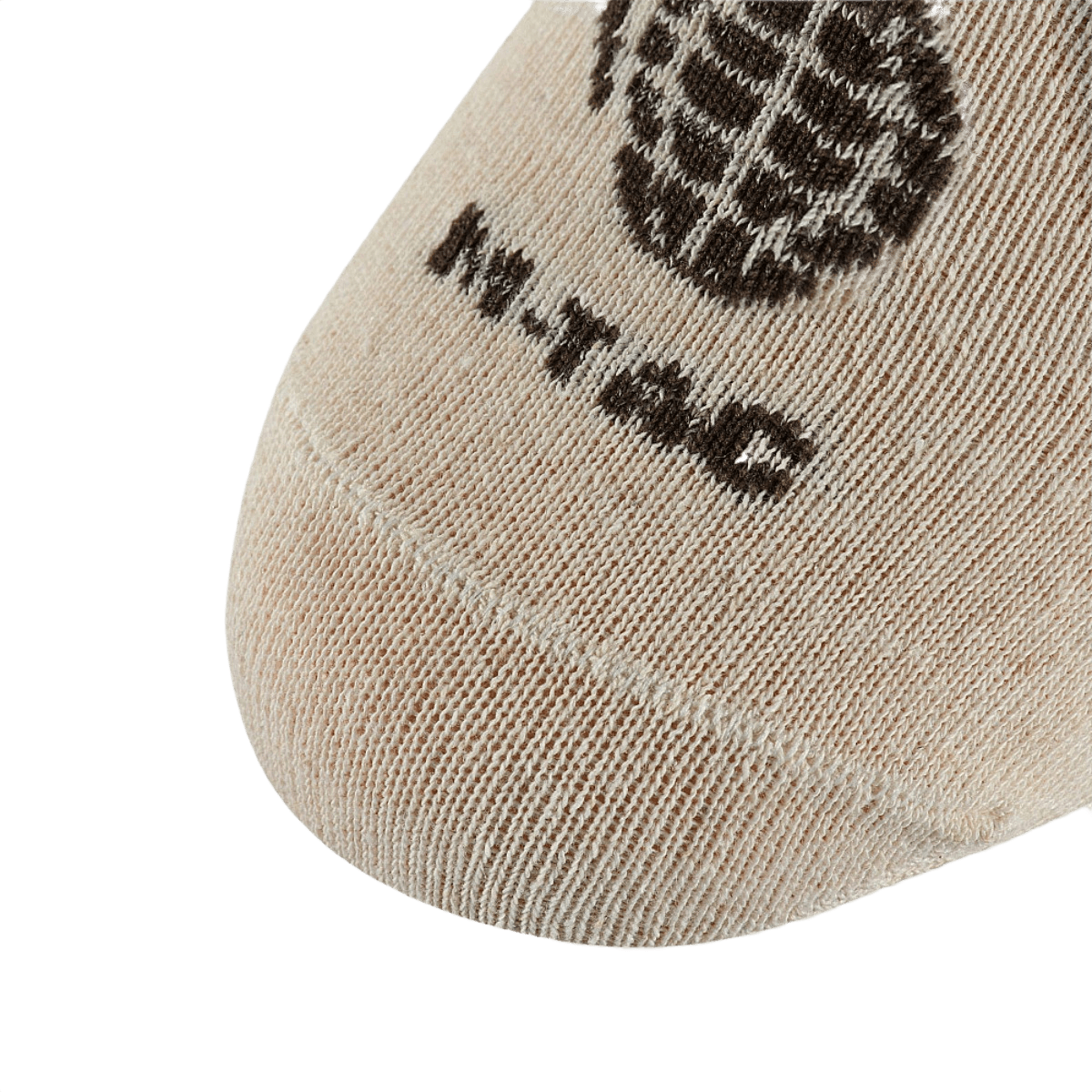 Lähikuva M-Tac Let Sommersokker Grenader -sukan varvasosasta, jossa logo.
