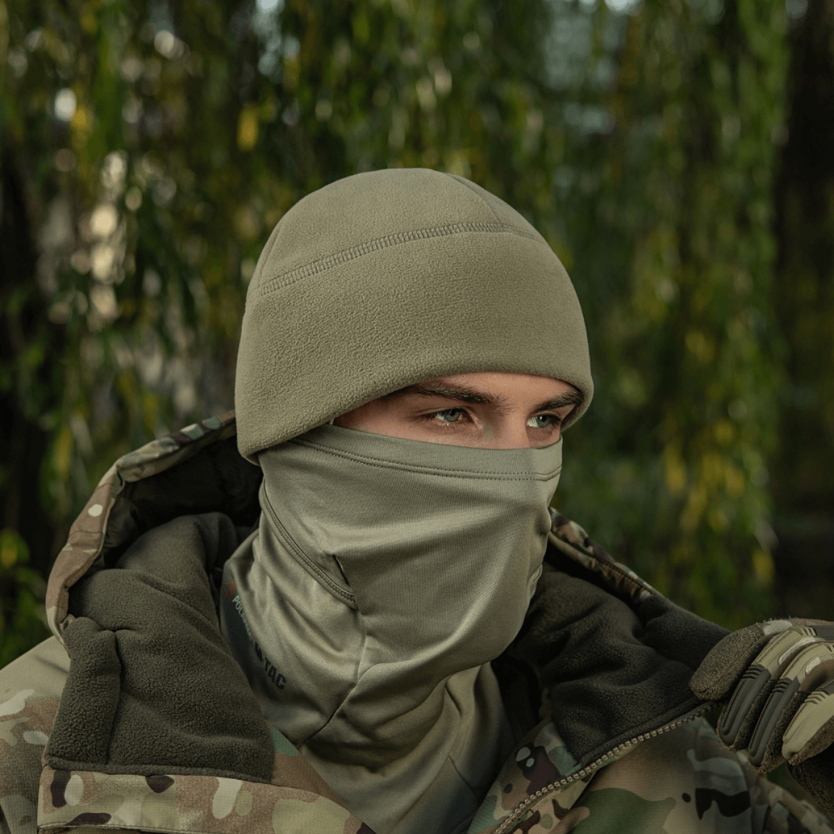 Mies pukeutuneena M-Tac Watch Cap Elite Fleece Beanie Hat Slimtexiin ulkona kylmässä, taktisia vaatteita ja M-Tac-pipot