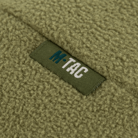 Lähikuva M-Tac Watch Cap Elite Fleece Beanie Hat Slimtexistä, logo armeijanvihreässä fleecessä
