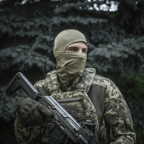 M-Tac Sweater-Ninja-Balaclava Premium käytössä sotilaan maastovarusteissa, suojaa ja kosteudenhallinta