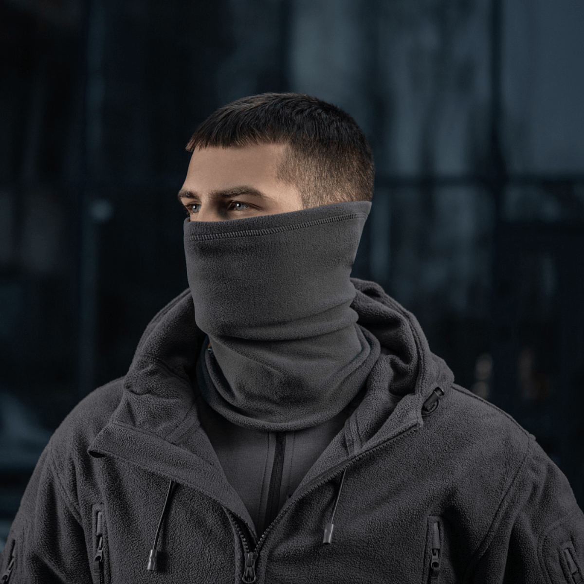 M-Tac Tube Scarf Polartec käytössä lämpimänä monikäyttöisenä kaulurina, suojaa tuulelta ja kylmältä ulkoilussa.