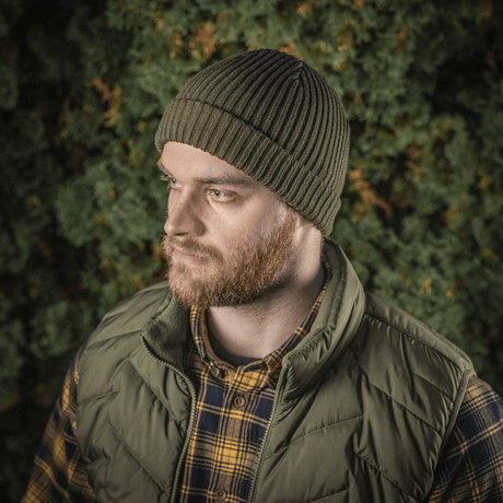 M-Tac Watch Cap 100% Akryl neulepipo, täydellinen kylmään säähän, miehellä metsässä, pitää pään lämpimänä ja tyylikkäänä.