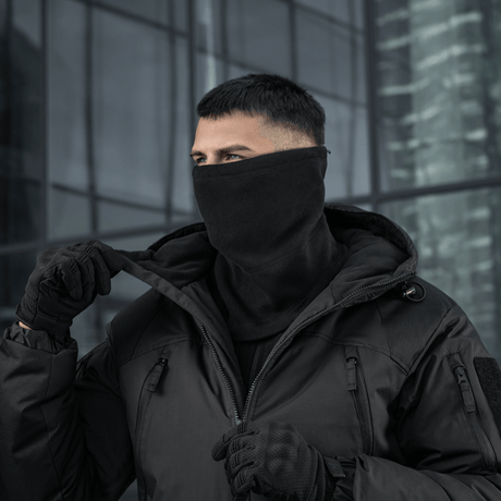 Mies käyttää M-Tac Anatomisk Snood Justerbar Elite Fleece (320 g/m²) kylmän sään asusteena. Monikäyttöinen, voidaan käyttää pipona tai balaclavana.