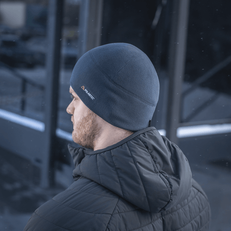 Mies pitää M-Tac Fleece Watch Cap Light Polartec talviolosuhteissa.