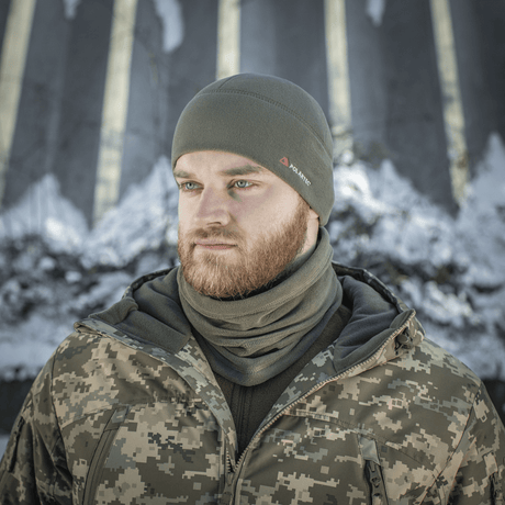 Mies pukeutuneena M-Tac Fleece Watch Cap Light Polartec -talvipipoon lumisessa maisemassa.