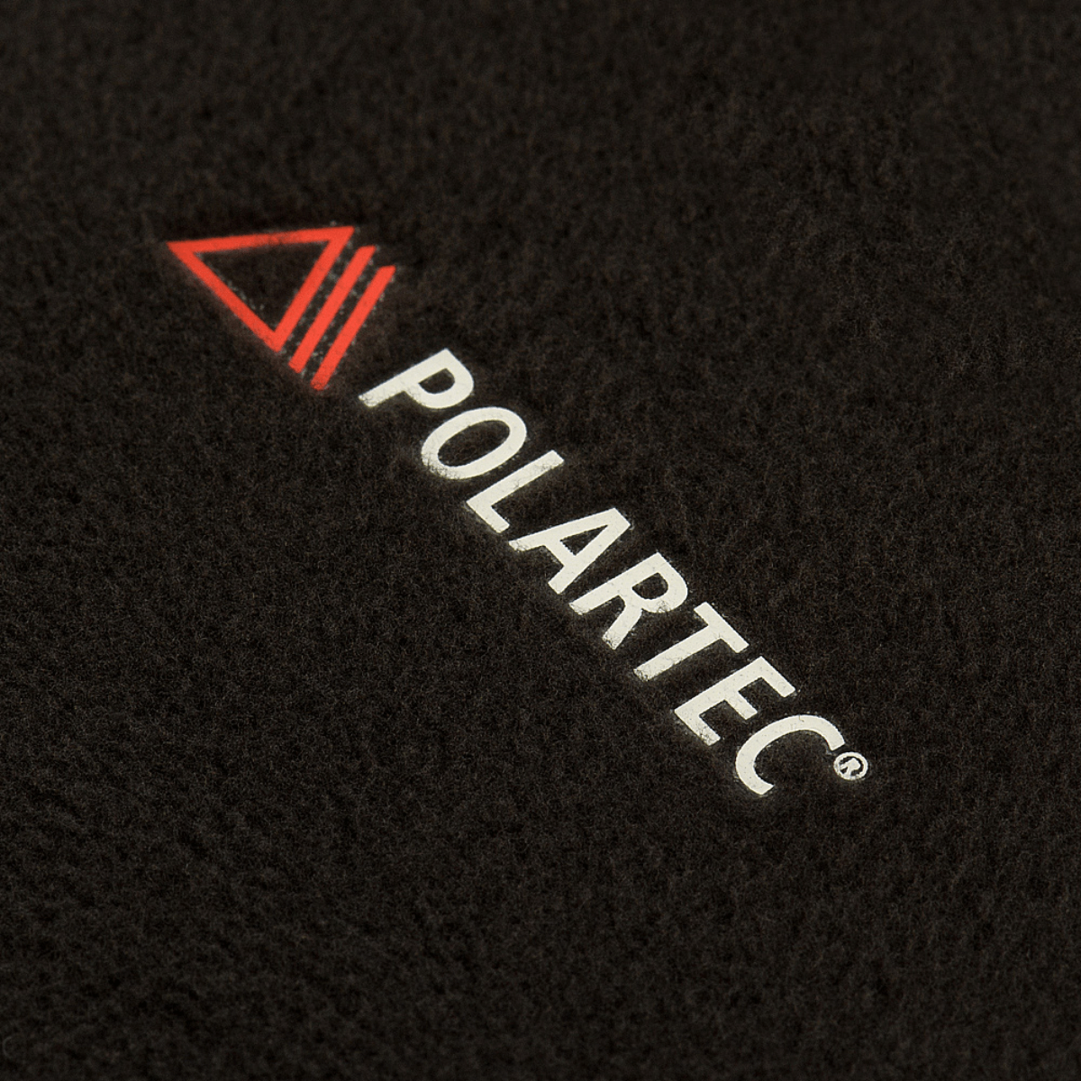 Lähikuva Polartec®-logosta M-Tac Polartec Anatomic Tube Scarfissa, valmistettu kestävästä Micro Series -fleecestä.