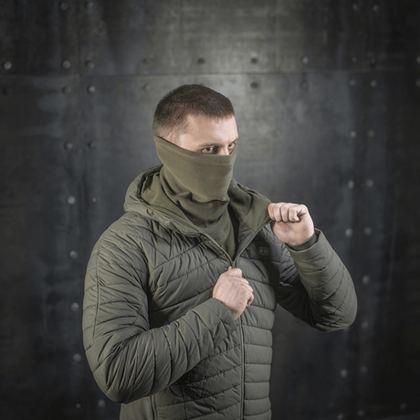 Miehellä on M-Tac Polartec Anatomic Tube Scarf kasvomaskina, suojaa kylmältä ja tuulelta. Kestävä Polartec®-fleecemateriaali, ihanteellinen ulkokäyttöön.