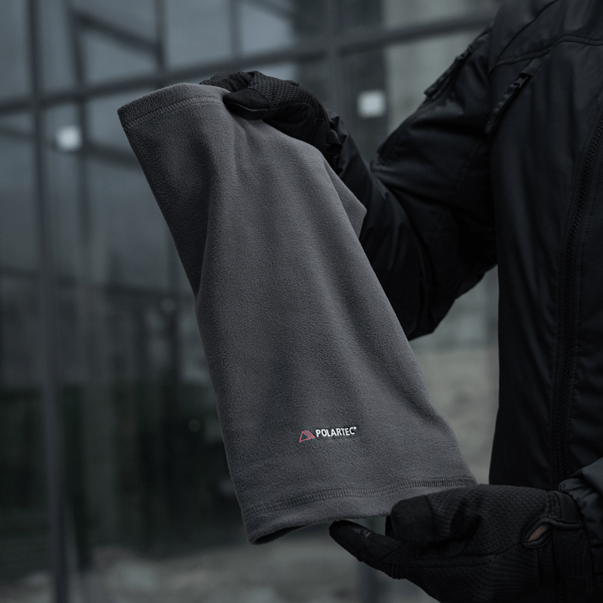M-Tac Polartec pitkä toruhuivi, harmaa fleece, pidetty henkilön toimesta, jolla on käsineet. Sopii kylmään säähän ja monipuoliseen käyttöön.