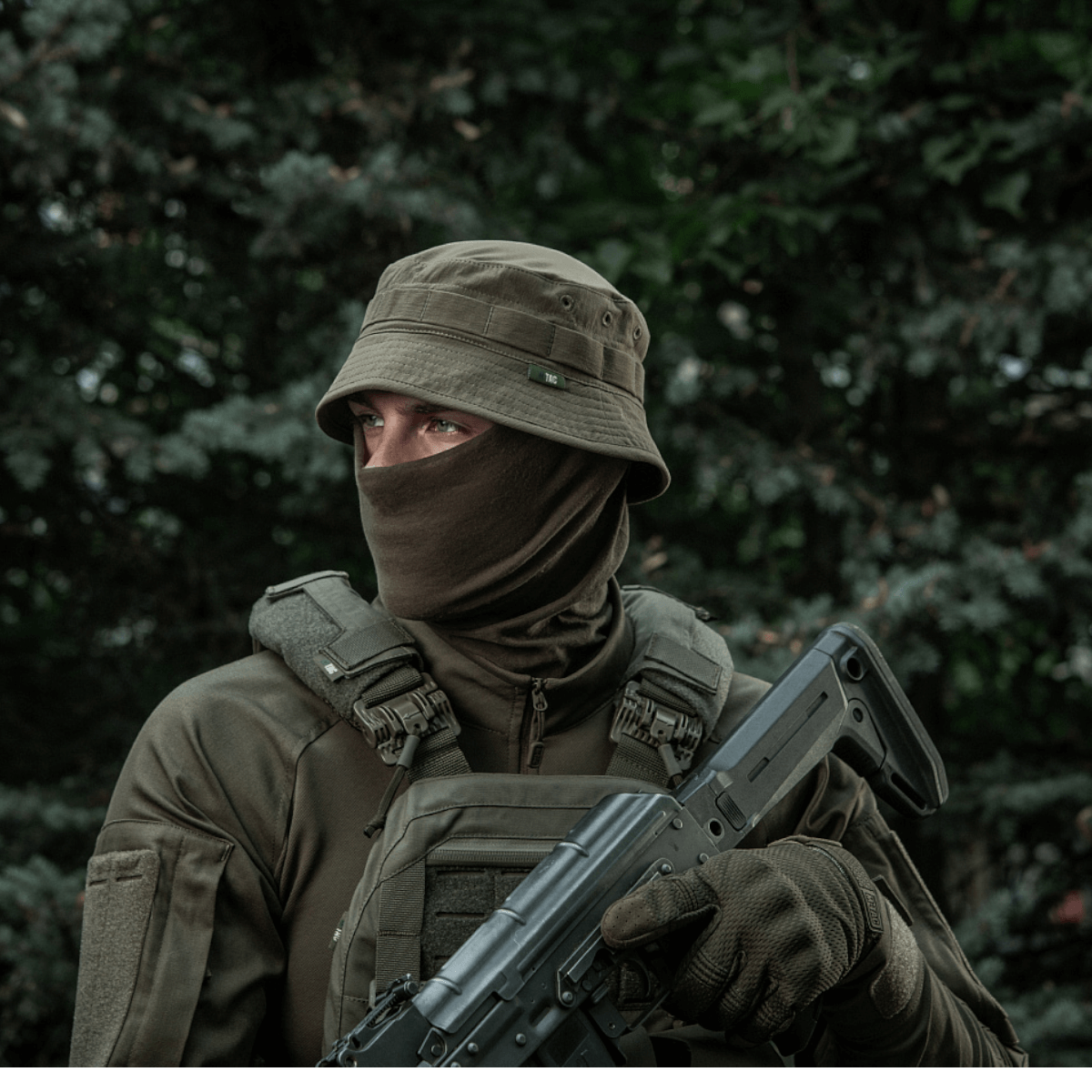 M-Tac Panamahat Gen. II Summer Flex kestävä nylon/elastaani, NIJ-sertifiointi, näytetty henkilöllä metsäympäristössä, galleria-asento 1.