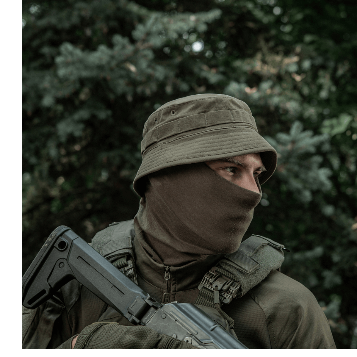 M-Tac Panamahat Gen. II Summer Flex kevyt nylon/elastaani, NIJ-sertifiointi, näytetty henkilöllä taktisten varusteiden kanssa, galleria-asento 1.