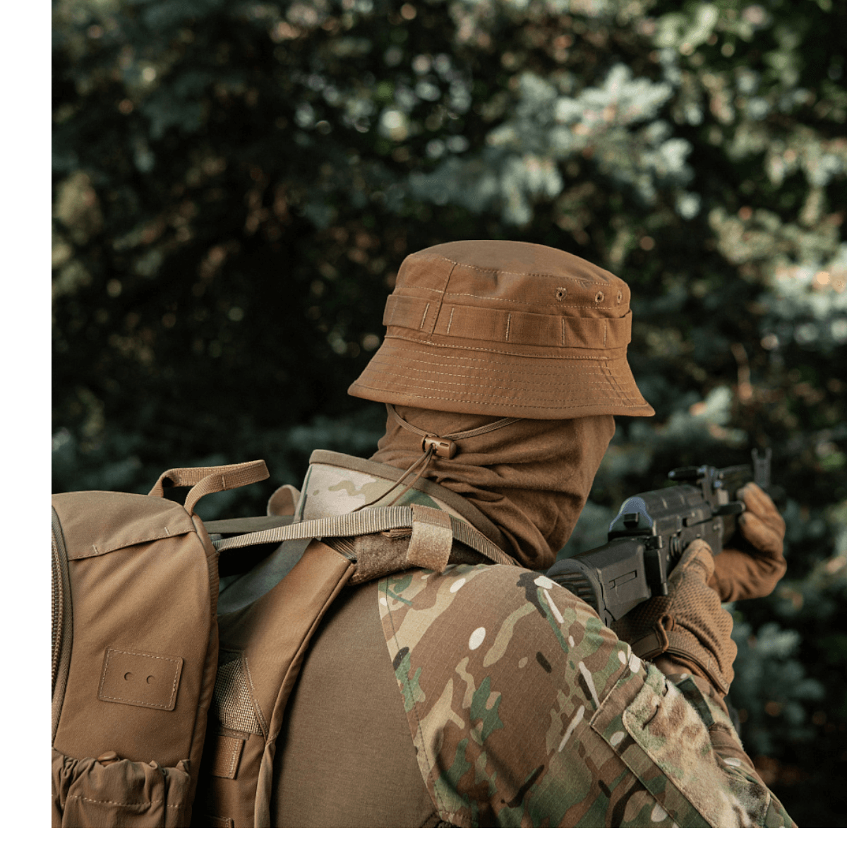 M-Tac Panamahat Gen. II Flex Rip-Stop ruskea rip-stop-kangas, näytetty henkilöllä taktisten varusteiden kanssa, NIJ-sertifiointi, galleria-asento 1.