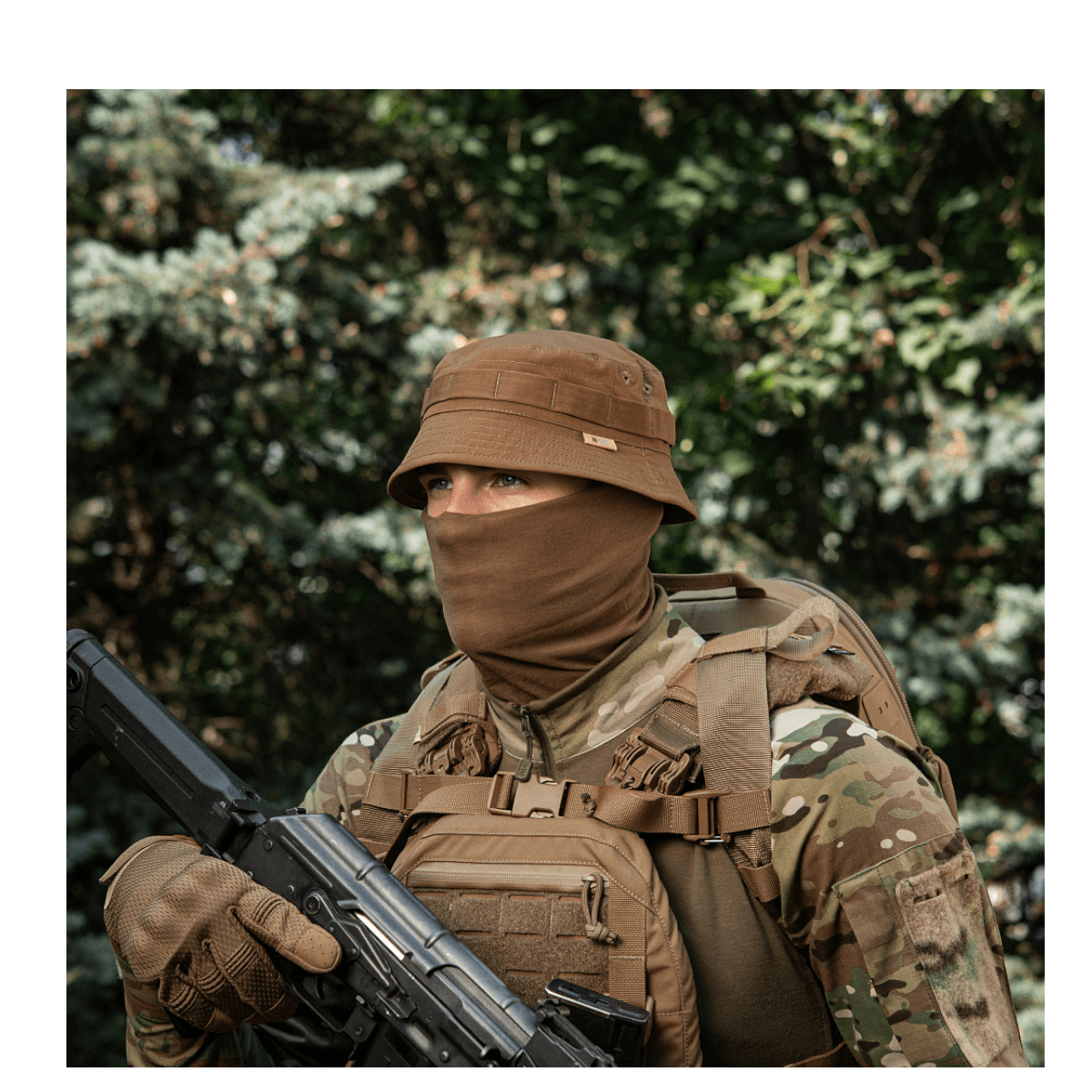 M-Tac Panamahat Gen. II Flex Rip-Stop ruskea rip-stop-kangas, näytetty uniformoidulla henkilöllä taktisten varusteiden kanssa, galleria-asento 1.