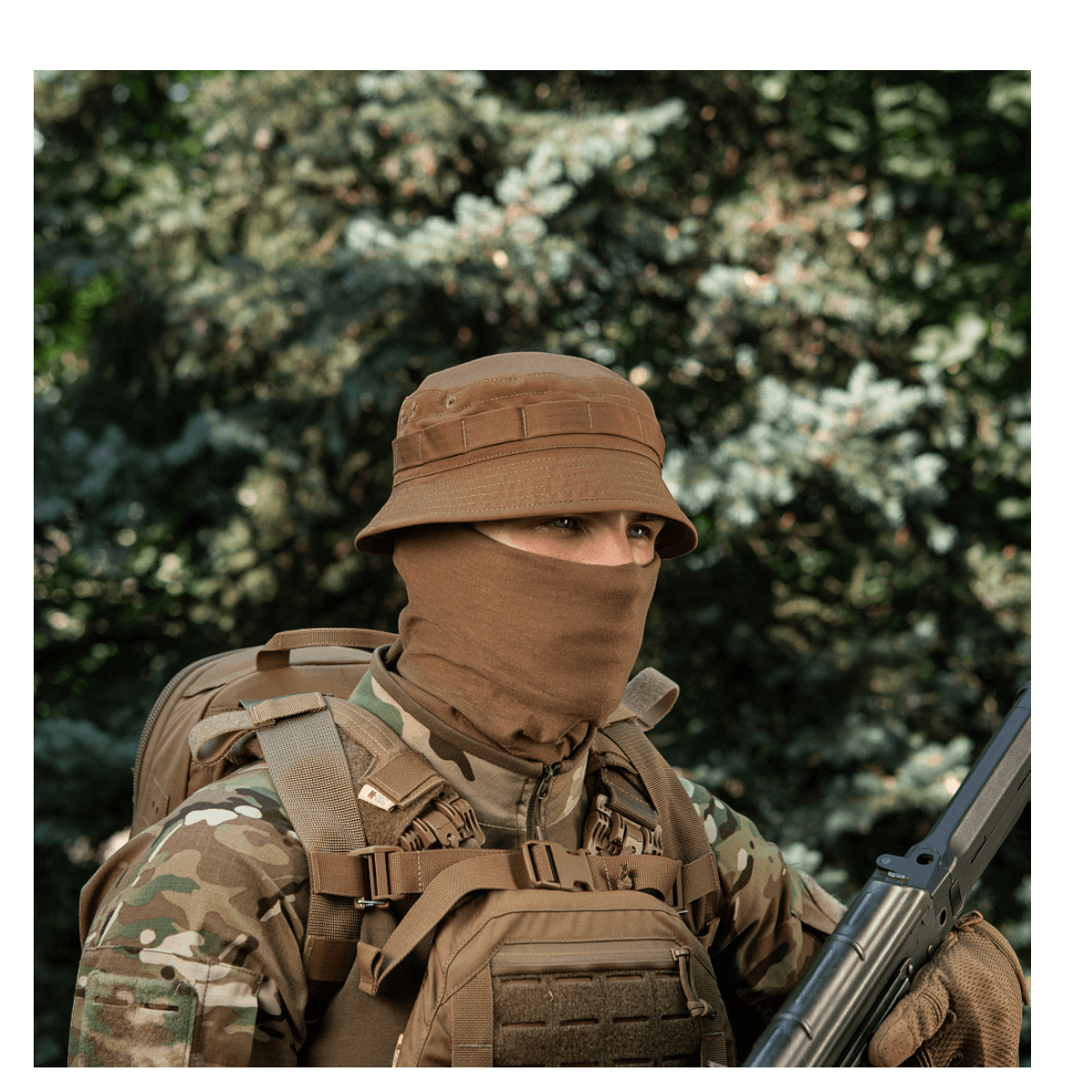 M-Tac Panamahat Gen. II Flex Rip-Stop ruskea rip-stop-kangas, näytetty henkilöllä taktisten varusteiden kanssa, NIJ-sertifiointi, galleria-asento 1.