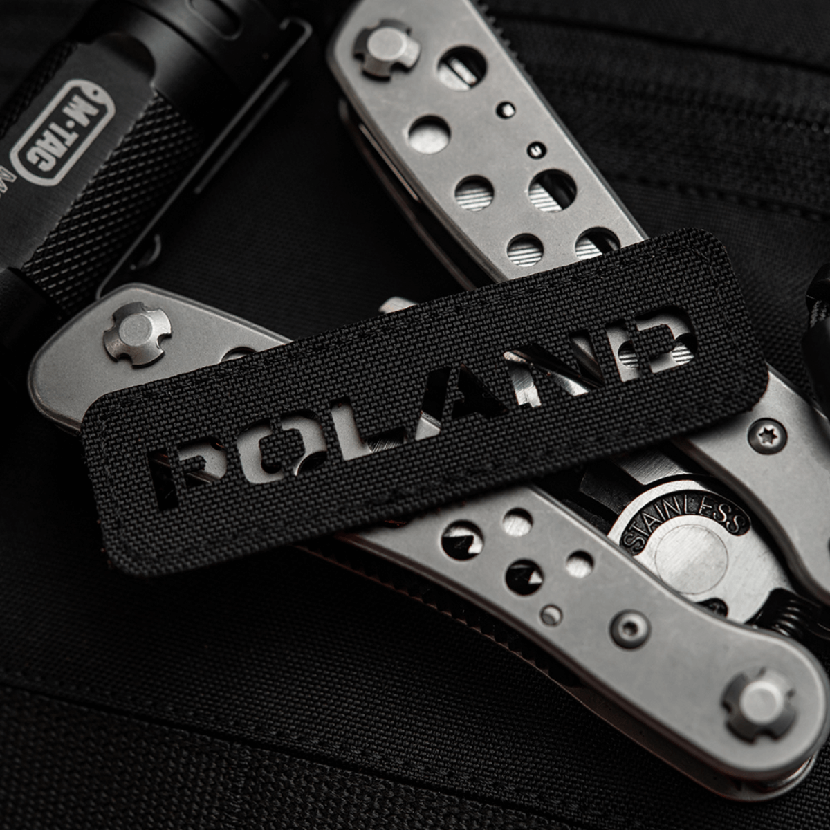 M‑Tac Patch Poland End-to-End 25x80 mustassa Cordura 500D:ssä laserleikattu kuvio, vaatteisiin ja laukuille, tarrakiinnitys.