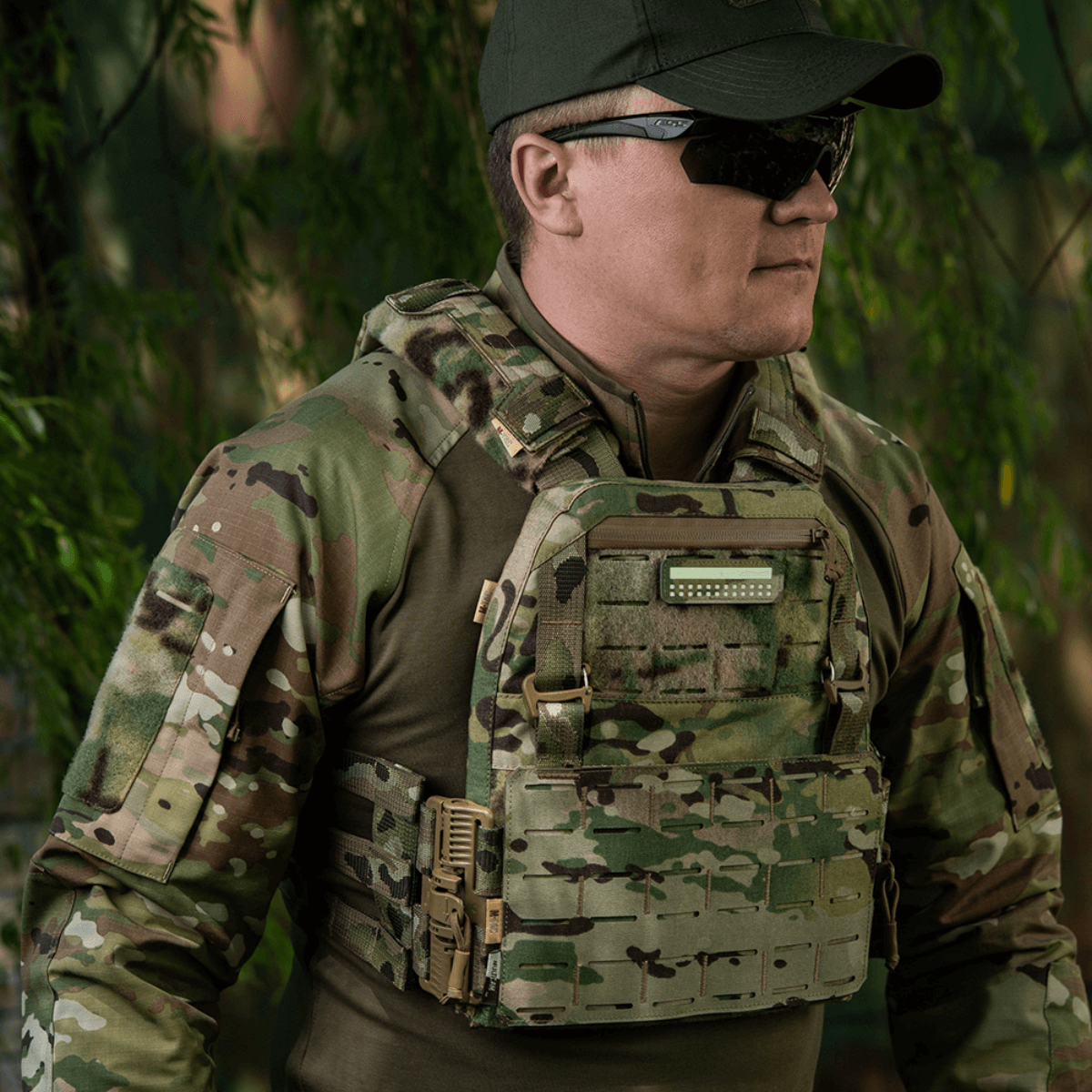Taktiset varusteet, joissa M-Tac Patch Flag 25x80 Mini Squares kestävässä Cordura 500D:ssä, täydellinen vaatteisiin ja varusteisiin.