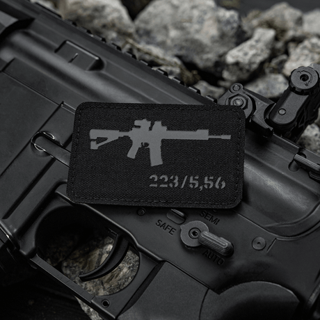 M-Tac AR-15 223/5,56 Laser Cut Patch, kiinnitys Velcrolla, Cordura 500D, näkyy mustassa AR-15:n ympäristössä, taktinen muotoilu.