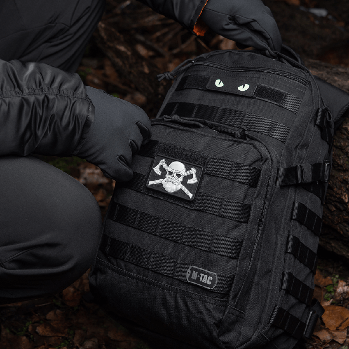 M-Tac Bearded Skull 3d PVC-patch kiinnitetty mustaan reppuun Velcrolla taktiseen ulkoilmakäyttöön.