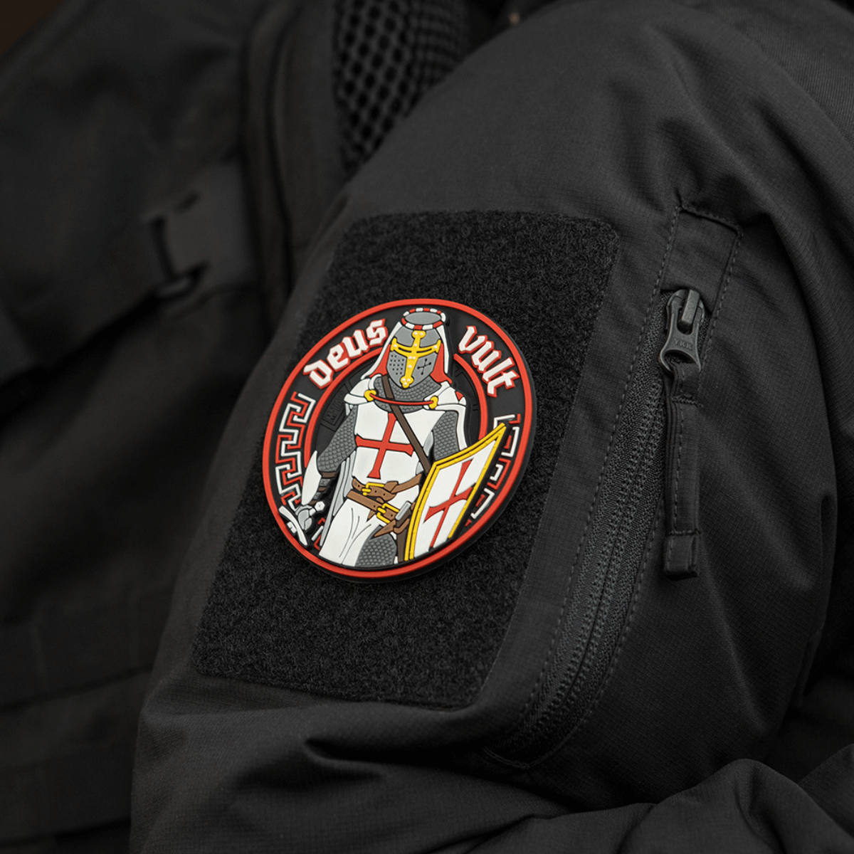 M-Tac Deus Vult 3d PVC-patch kiinnitetty takkiin Velcrolla, sotilaallinen moralisetti ritarikuvalla ja teksti Deus Vult, 80mm läpimitta