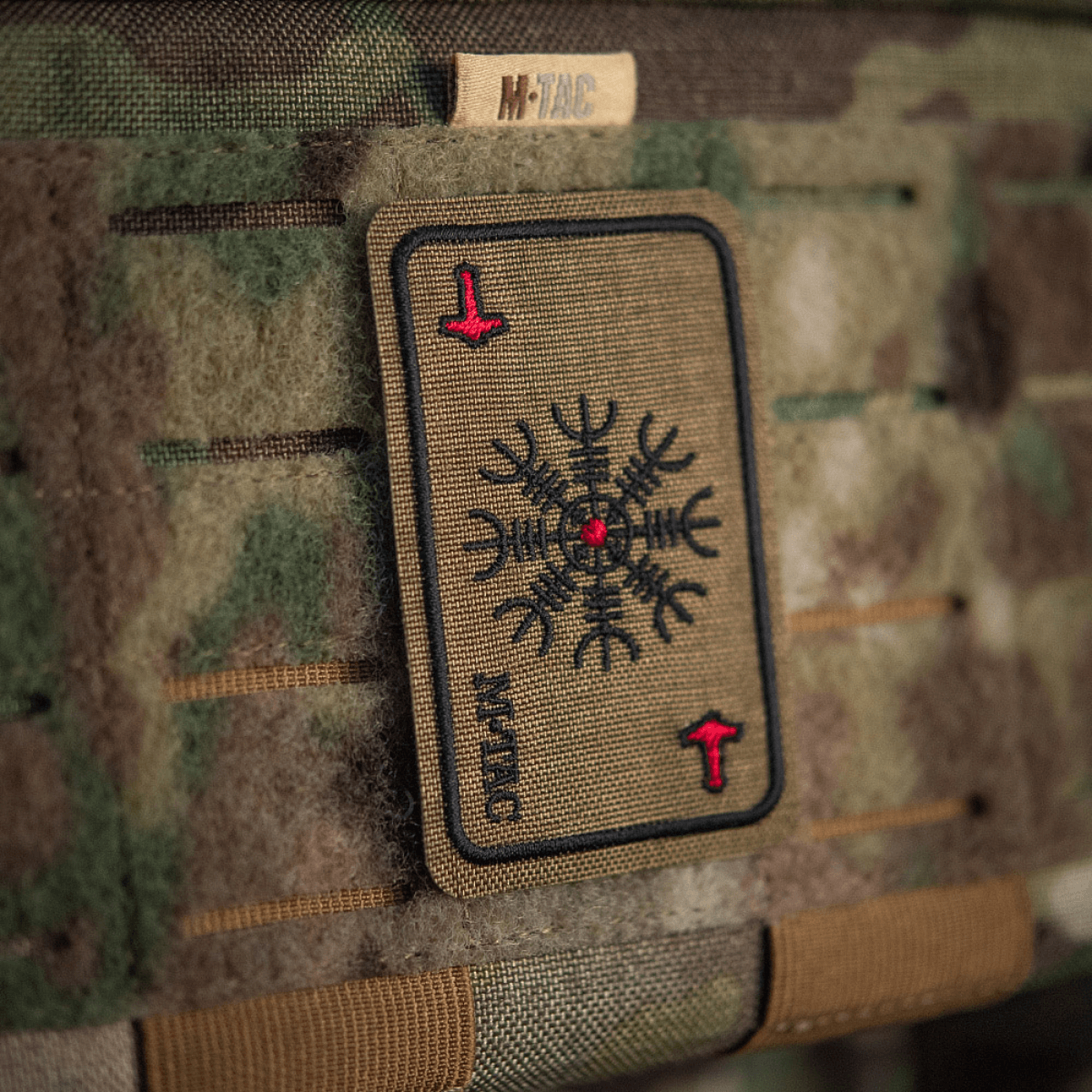M-Tac Patch Kort Helm of Horror (brodeerattu) Ægishjálmur-symbolilla Cordura 500D:ssä, kiinnitetty Velcrolla maastovarusteisiin.