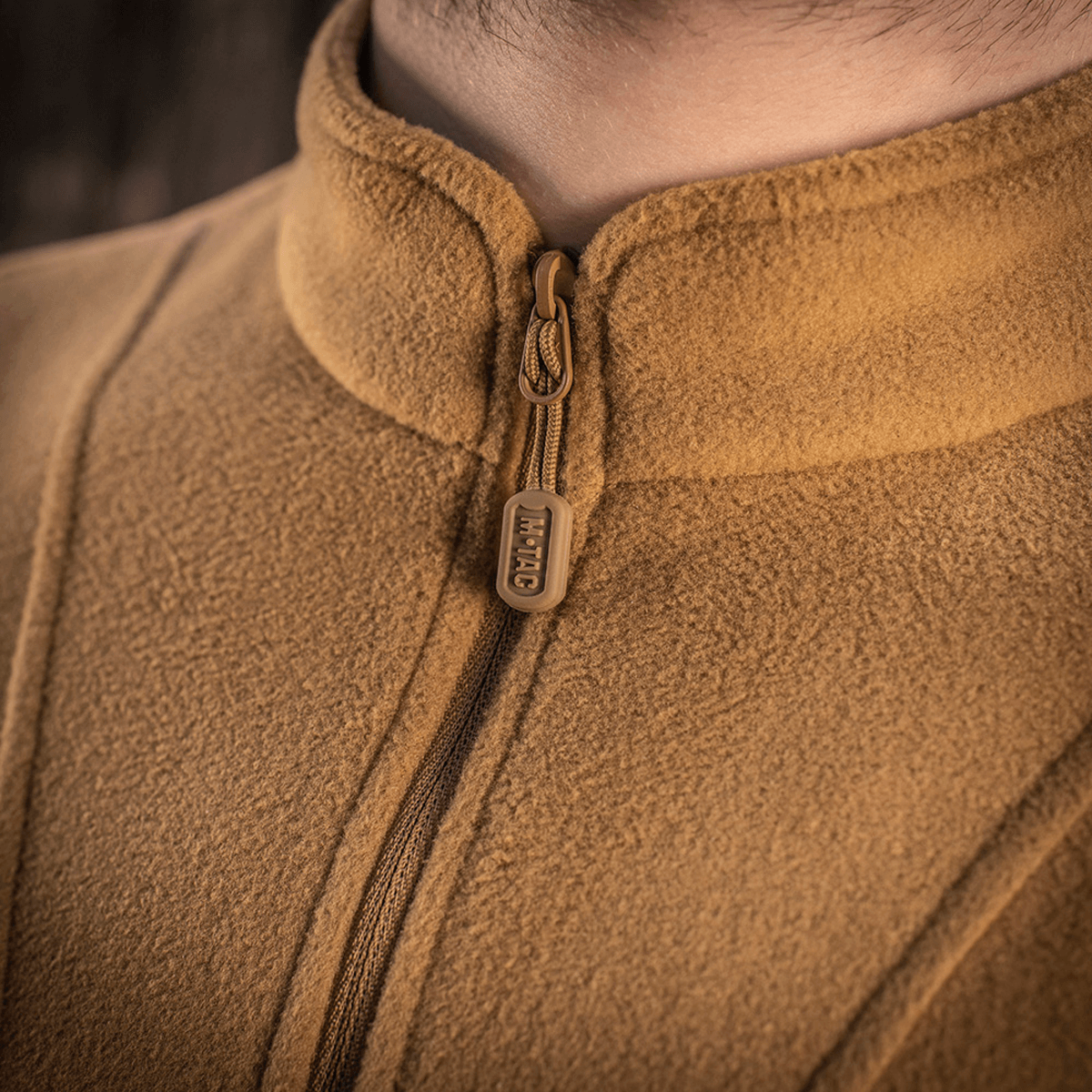 M-Tac Delta Polartec fleece-takki ruskeana vetoketjedetaljilla, valmistettu hengittävästä ja lämpimästä Polartec® Micro Series -fleecestä.