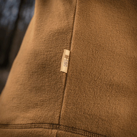 M-Tac Delta Polartec fleece-takki lähikuvassa pehmeällä ruskealla Polartec® Micro Series -fleecellä ja merkillä.