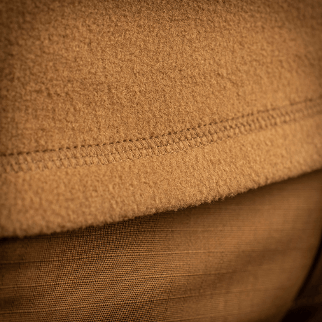 Lähikuva M-Tac Delta Polartec fleece-takin kankaasta, näyttää kestävän ja pehmeän Polartec® Micro Series -fleecen tekstuurin.