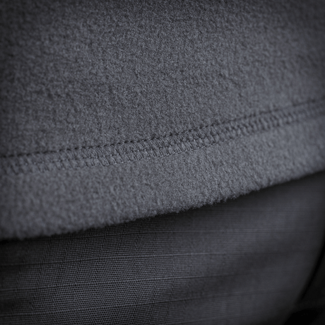 Yksityiskohta M-Tac Delta Polartec -fleece-takin kankaasta ja saumoista lähikuvassa.