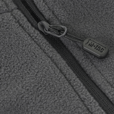 Lähikuva harmaasta vetoketjusta M-Tac Delta Polartec -fleece-takissa, Polartec® Micro Series -fleecestä.