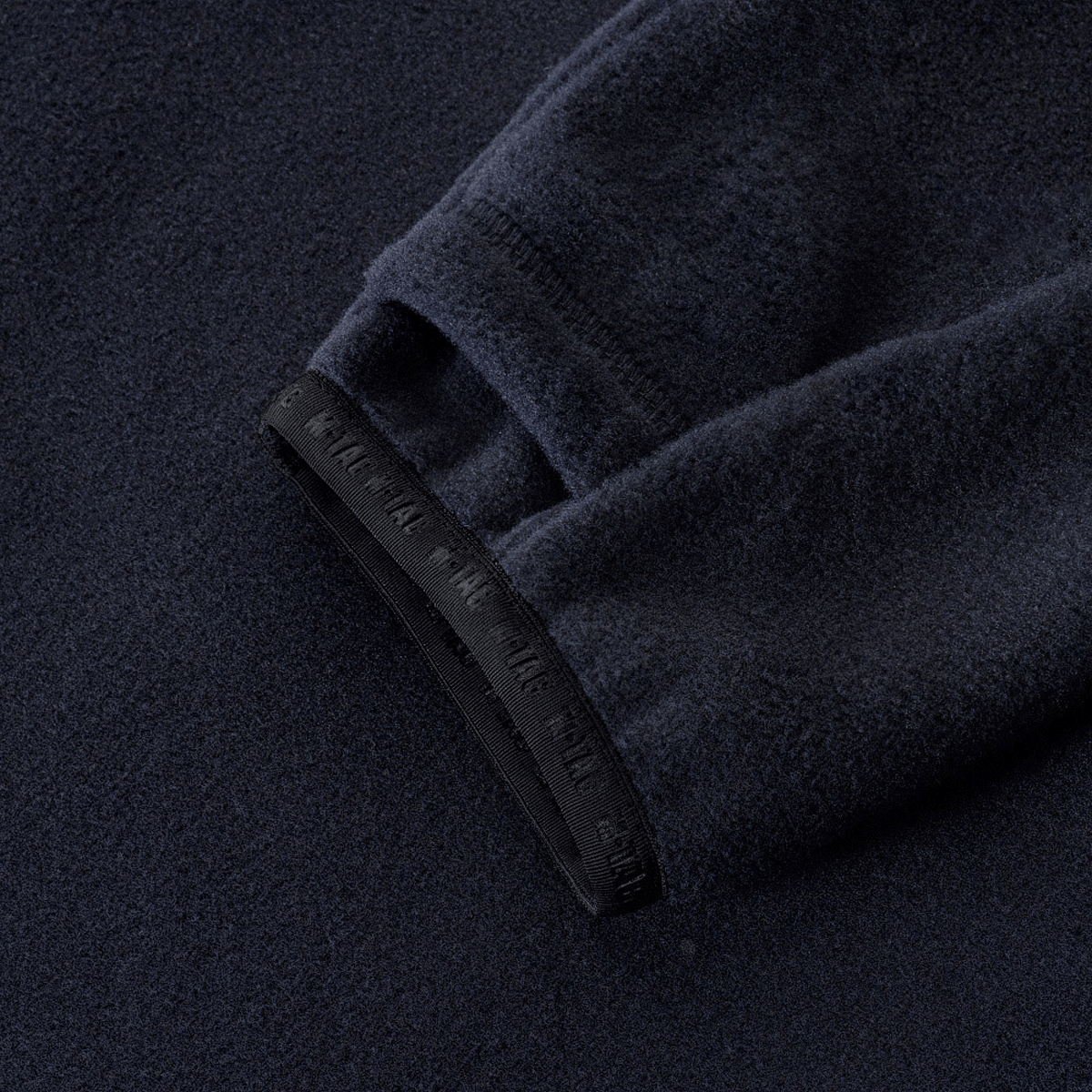 M-Tac Delta Polartec -fleece-takki, korostus hihan mallissa ja materiaalin yksityiskohdissa.