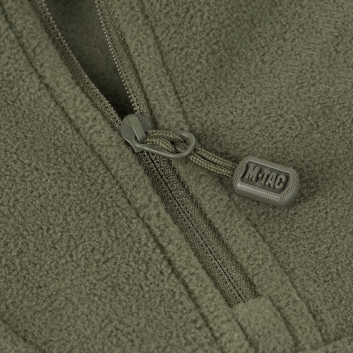 Lähikuva vetoketjusta M-Tac Delta Polartec fleece-takissa oliivinvärisenä, näyttää laatudetaljeja.