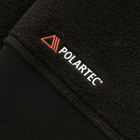 Lähikuva M-Tac Polartec Sport -fleecatakista Polartec-logolla, näyttää 200 Series -fleecen tekstuurin.