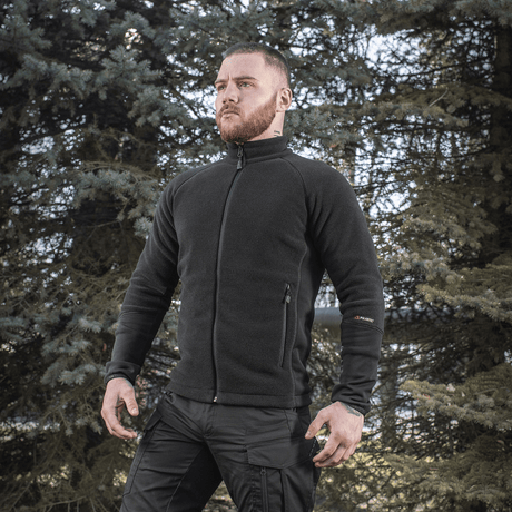 M-Tac Polartec Sport -fleecatakki käytössä ulkona, sopii vaihtokauteen, modernilla ilmeellä.