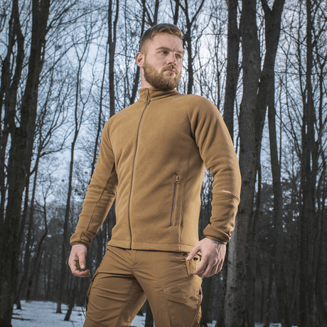 M-Tac Polartec Sport -fleecatakki luonnossa, sopii vaihtosäähän, tyylikäs ja toiminnallinen metsäympäristössä.