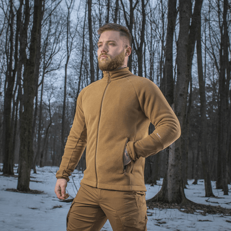 Mies, jolla on M-Tac Polartec Sport Fleecejakke metsässä talvella