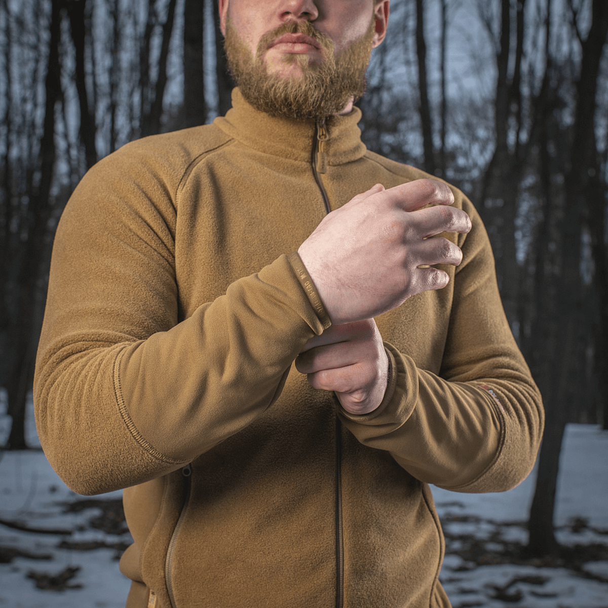 M-Tac Polartec Sport Fleecejakke käytössä siirtymäkaudella, valmistettu Polartec® 200 Series fleecestä lämmön ja mukavuuden vuoksi