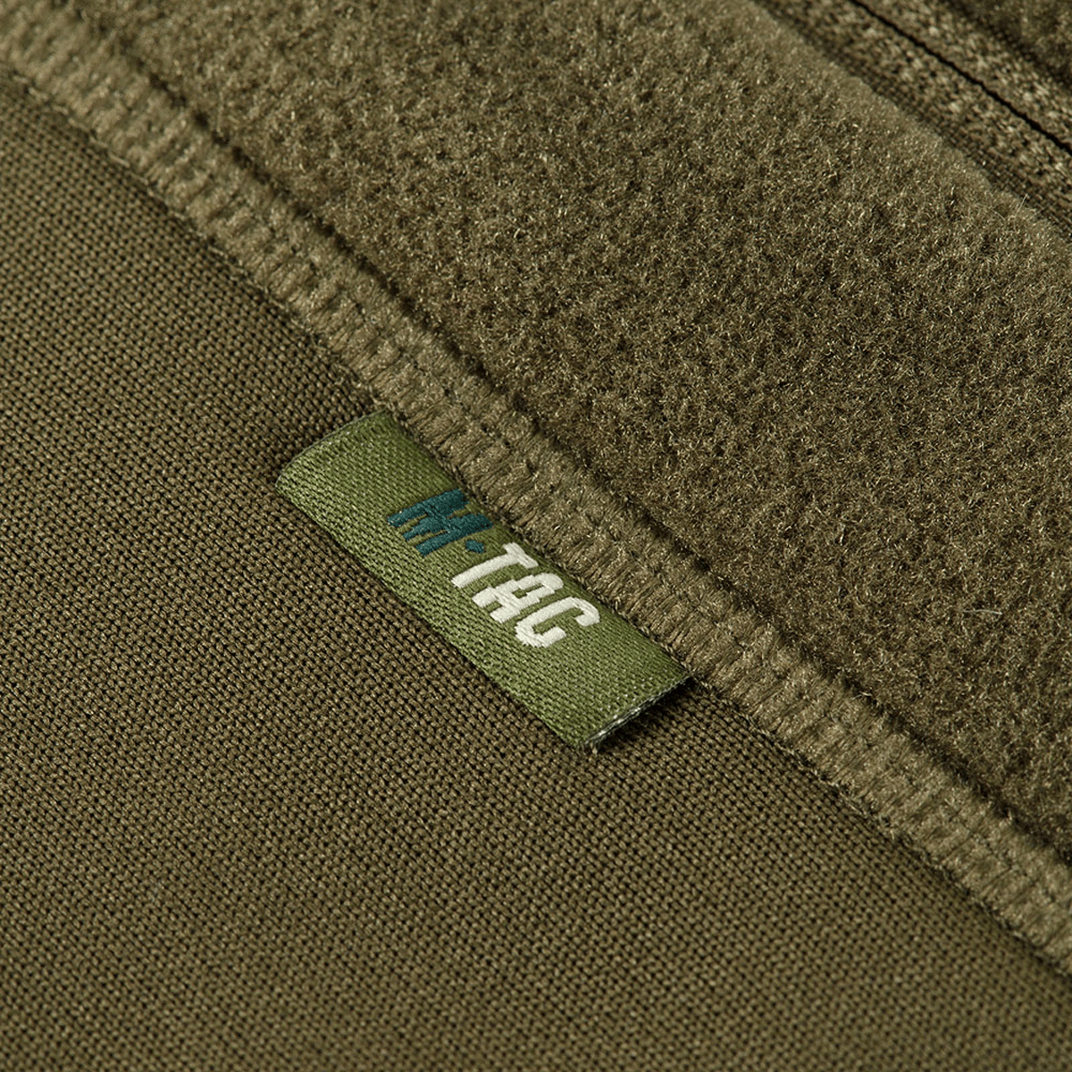 Lähikuva M-Tac Polartec Sport Fleecejakke vihreänä, näkyvällä logolla