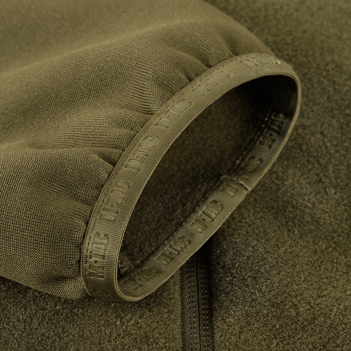 M-Tac Polartec Sport Fleecejakke -hihadetalji reunajoustolla ja Polartec® 200 Series -fleecellä oliivinvihreänä