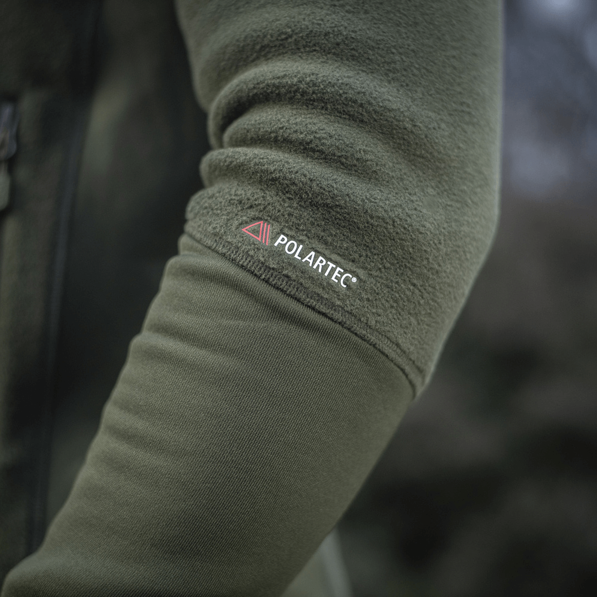 Lähikuva M-Tac Polartec Sport -fleecatakista, näkyy Polartec-logo ja fleecen tekstuuri.