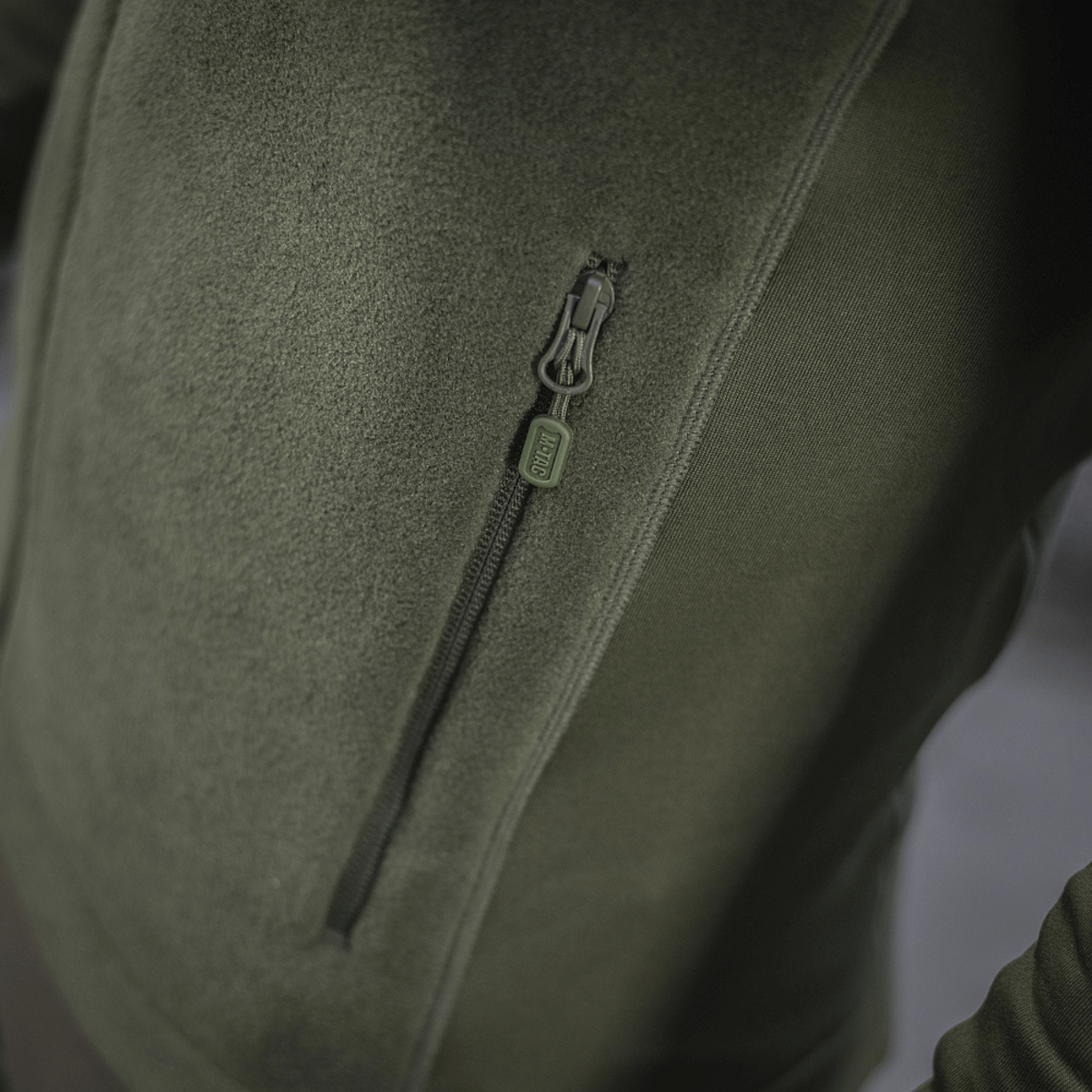 Lähikuva M-Tac Polartec Sport -fleecatakista vetoketjudetaljilla, valmistettu Polartec® 200 Series -fleecestä.