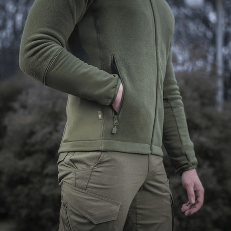 M-Tac Polartec Sport -fleecetakki vihreänä, sopii vaihtokauteen ja viileään säähän, tarjoaa tyyliä ja mukavuutta.